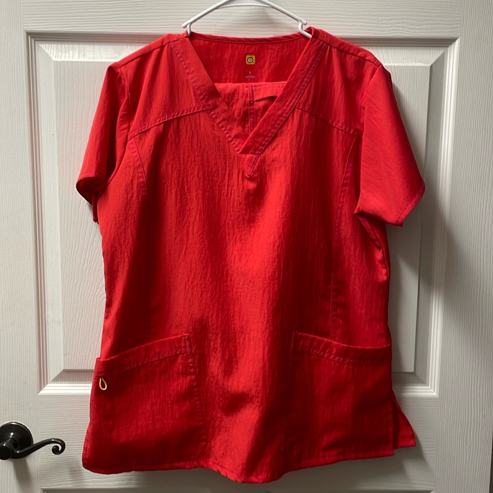 Wonderwink Coral/red women’s scrub set - like new- top large - pants med. Petite